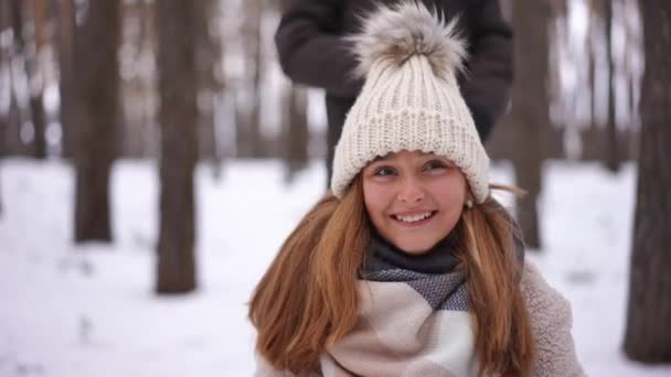 Beyaz Kar Fırlatan Bir Balyoz Üzerinde Oturup Gülen Oldukça Neşeli — Stok video