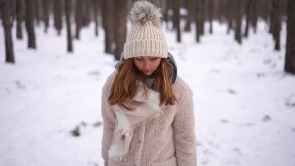 Zorgeloos Mooie Blanke Tiener Meisje Wandelen Winter Park Trekken Slee — Stockvideo