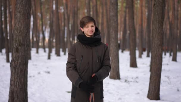 Zoom Porträt Eines Lächelnden Kaukasischen Teenagers Der Winterpark Wegschaut Und — Stockvideo
