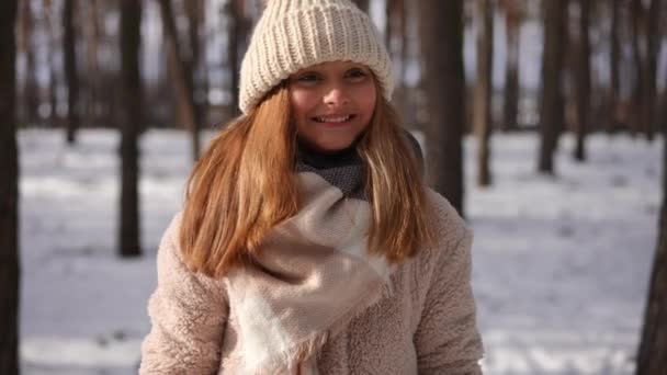 Neşeli Gevşemiş Genç Kız Beyaz Kar Kusuyor Güneşli Kış Ormanlarında — Stok video