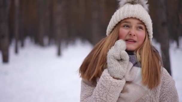 Задумчивая Позитивная Девочка Подросток Разговаривает Стоя Зимнем Лесу Мальчик Входит — стоковое видео