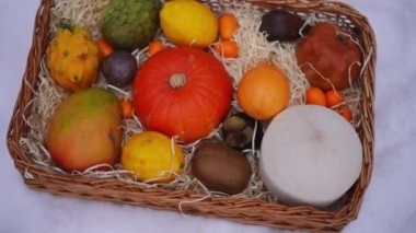 Açık havada beyaz kar üzerinde sepetin içinde meyveler ve sebzeler. Park Ormanı 'nda kış gününde sağlıklı vitamin yiyeceği.