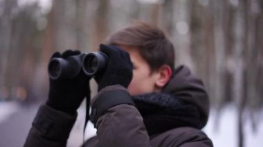 Dürbünden, kış ormanlarında dikilen meraklı delikanlıya kadar. Kendine güvenen beyaz turistin portresi ormanlık alanda tatilin tadını çıkarıyor.