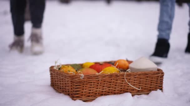 Detailní Proutěný Košík Ovocem Bílém Sněhu Nepoznatelné Dospívající Chlapec Dívka — Stock video