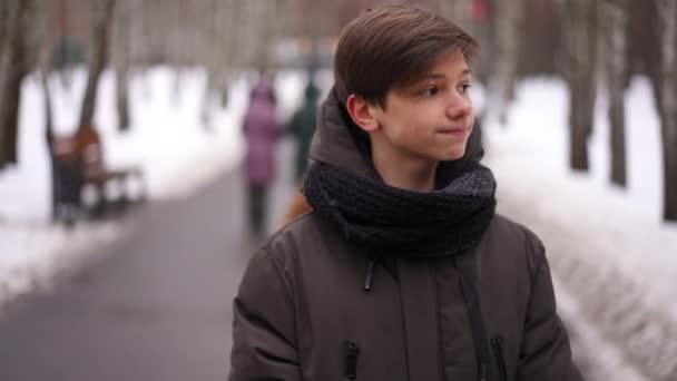 Προσεκτικός Έφηβος Αγόρι Στέκεται Στο Δρομάκι Πάρκο Χαρούμενη Κοπέλα Καλύπτει — Αρχείο Βίντεο