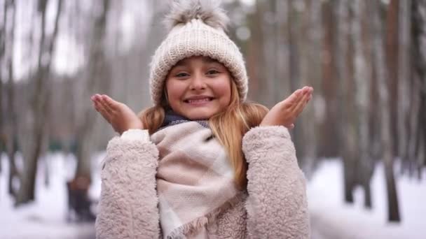 Ζωντανή Ζουμ Κάμερα Γοητευτικό Έφηβο Κορίτσι Toothy Χαμόγελο Που Καλύπτει — Αρχείο Βίντεο
