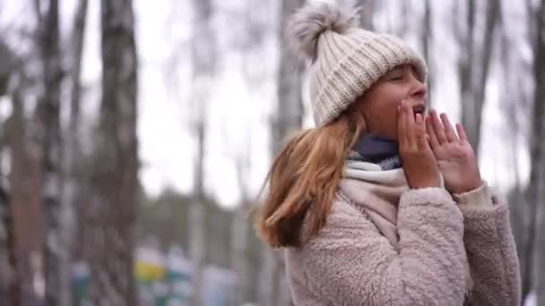 Przerażona Nastolatka Krzyczy Trzymając Się Ręce Zimowym Lesie Przerażony Nastolatek — Wideo stockowe