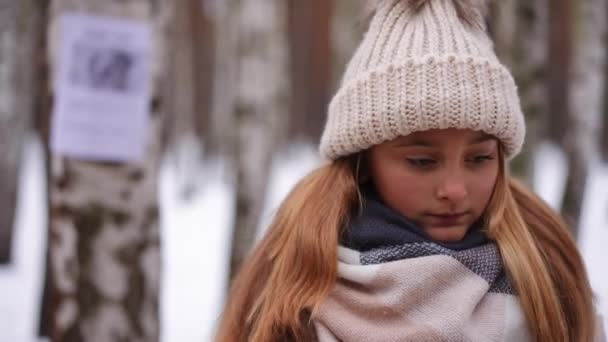 Besorgtes Süßes Teenie Mädchen Das Winterpark Steht Mit Einem Jungen — Stockvideo