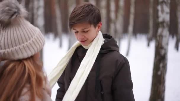 Portrait Garçon Adolescent Heureux Avec Une Fille Portant Une Écharpe — Video