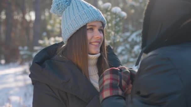 Kış Parkında Ele Tutuşan Adamla Konuşurken Gülümseyen Sıska Güzel Bir — Stok video