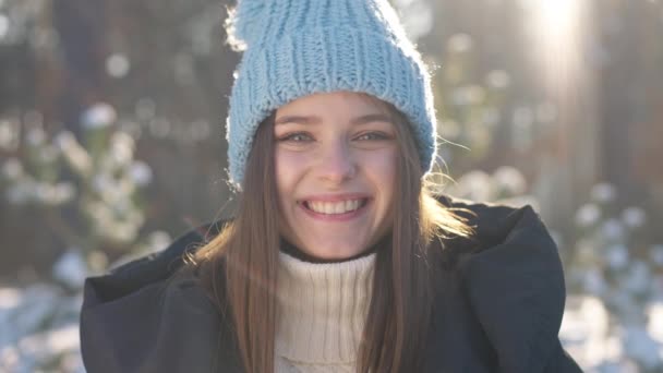 Mujer Joven Atractiva Segura Con Sonrisa Dentada Pie Bajo Sol — Vídeos de Stock