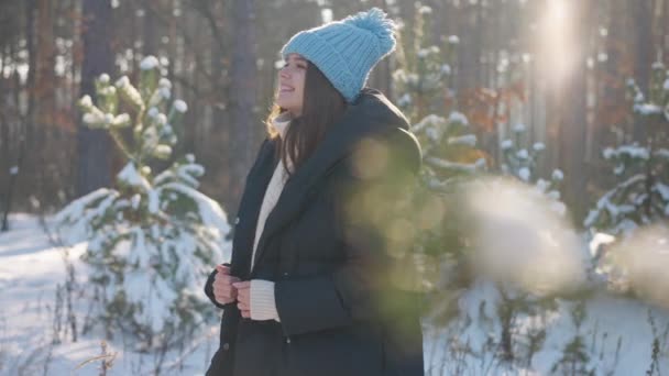 Młoda Uśmiechnięta Piękna Kobieta Odwraca Się Podziwiając Zimową Przyrodę Lesie — Wideo stockowe