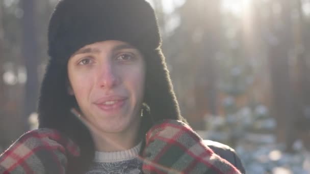 Kopfballporträt Eines Positiven Kaukasischen Jungen Mannes Mit Ohrenklappen Hut Der — Stockvideo