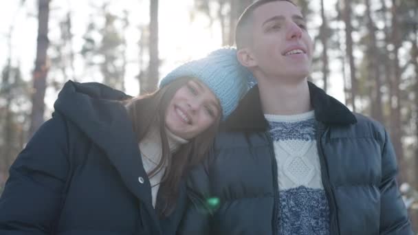 Entspannt Lächelnde Junge Frau Legt Den Kopf Auf Die Schulter — Stockvideo