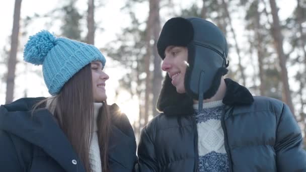 Glücklich Lächelnde Junge Eheleute Die Einander Liebevoll Anschauen Und Zeitlupe — Stockvideo