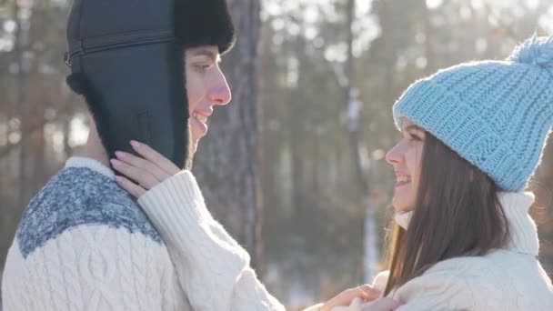 Szczęśliwa Pewna Siebie Para Uśmiechająca Się Podziwiająca Się Zimowy Las — Wideo stockowe