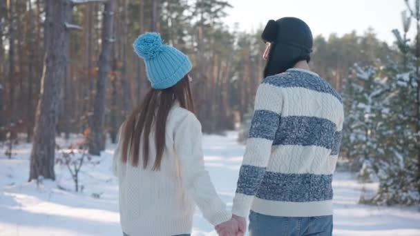 Live Kamera Seuraa Rento Nuori Valkoihoinen Pari Kävelee Talvipäivänä Metsässä — kuvapankkivideo