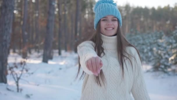 Portret Van Een Glimlachende Prachtige Jonge Vrouw Die Achterstevoren Naar — Stockvideo