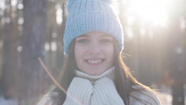 Wspaniała Szczupła Biała Młoda Kobieta Pozująca Promieniach Słońca Zewnątrz Zębowym — Wideo stockowe