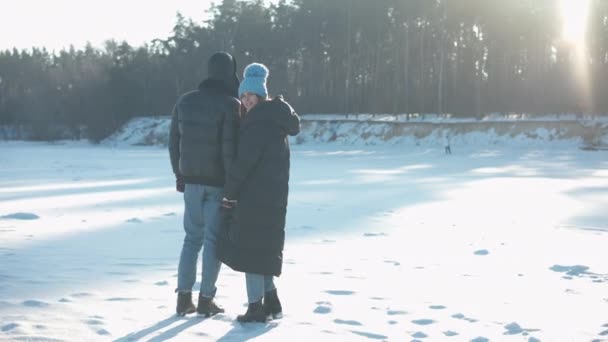 Weitschossene Zufriedene Junge Schöne Freundin Die Einem Wintertag Mit Freund — Stockvideo