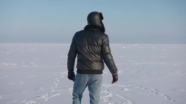 Jovem Homem Confiante Andando Neve Paisagem Inverno Livre Voltar Vista — Vídeo de Stock