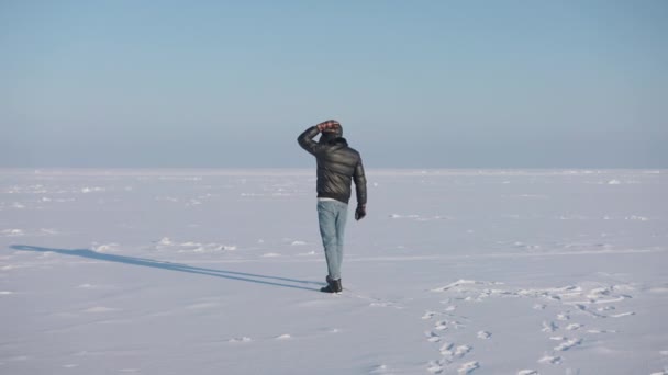 Wide Shot Winter Landscape White Snow Blue Sky Relaxed Man — Vídeo de stock