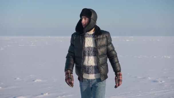 Dolly Geschoten Portret Van Tevreden Mannelijke Toerist Wandelen Het Winterlandschap — Stockvideo