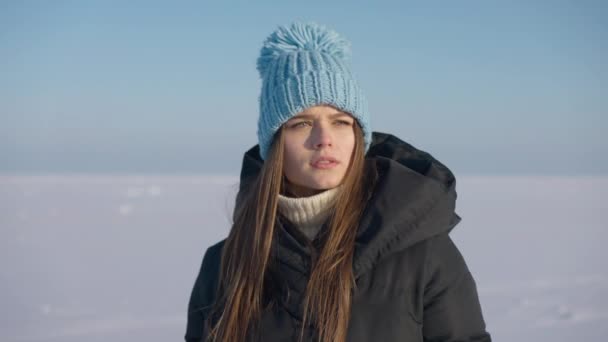 Портрет Молодої Чарівної Прекрасної Жінки Йде Сонячному Світлі Зимовий Краєвид — стокове відео