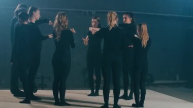 Yetenekli bir genç adam, bir grup insanın etrafında dolanıp prova rolünden bahsediyor. Sahne arkasında meslektaşlarıyla birlikte yetenekli beyaz oyuncu eğitiminin geniş açılı portresi. Performans ve gösteri konsepti