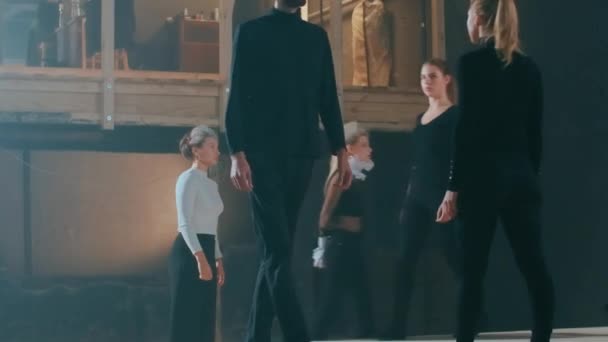 Fokuserade Teaterskådespelare Och Skådespelerskor Går Med Impassiva Ansiktsuttryck Som Professionell — Stockvideo