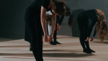 Fit beyaz aktrisler sahne yönetmenleriyle yavaşça öne eğiliyor. Profesyonel kendine güvenen tiyatro yönetmenleri kadın provalar yapıyor.