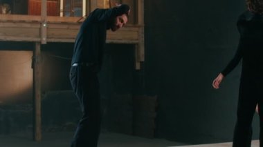 Uzun boylu yakışıklı aktör el ele tutuşup yavaşça ayağa kalkıyor. Tiyatroda modern performansı prova eden konsantre olmuş beyaz adamın portresi.