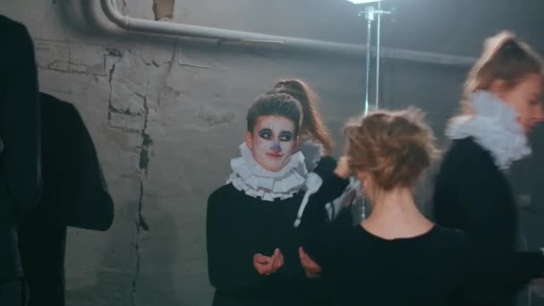 Ung Man Med Rolig Clown Scen Makeup Leende Som Kollegor — Stockvideo