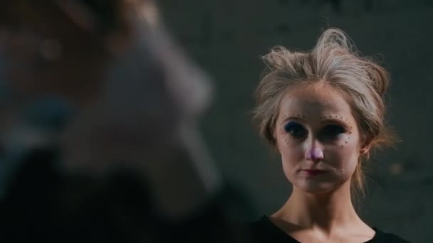 Widok Przodu Młoda Kobieta Makijażem Teatralnym Patrząc Kolegów Próby Spektaklu — Wideo stockowe
