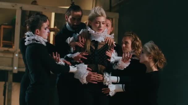 Bir Grup Aktör Sahne Kostümlü Üzgün Kadın Vücuduna Dokunuyor Prova — Stok video