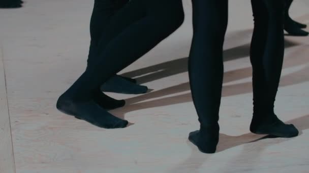 Тонкі Жіночі Ноги Чорних Колготках Стоять Дерев Яній Підставці Театрі — стокове відео