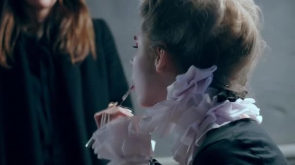 Nahaufnahme Junge Schauspielerin Die Roten Lippenstift Aufträgt Mit Einem Unkenntlichen — Stockvideo