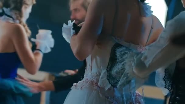 Актриси Вдягають Елегантні Вінтажні Сукні Готуються Виступу Сцені Молоді Кавказькі — стокове відео
