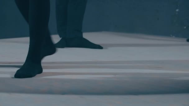 Ноги Босоногих Невпізнаваних Виконавців Стоять Сцені Чорних Колготках Молоді Талановиті — стокове відео