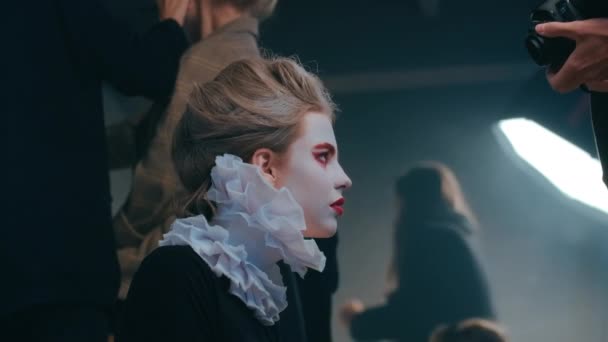 Konstnärlig Ung Kvinna Med Ljusa Makeup Poserar För Oigenkännlig Fotograf — Stockvideo