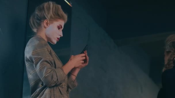 中镜头侧视聚焦于年轻女子在剧场表演前拿着智能手机自拍 有舞台化妆的女演员用电话应用程序给自己拍照 — 图库视频影像