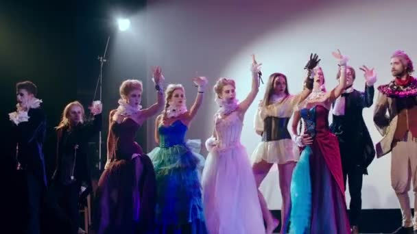 Eski Moda Kostümlü Yakalı Hareketleriyle Tiyatroda Şarkı Söyleyen Aktörler Kendine — Stok video