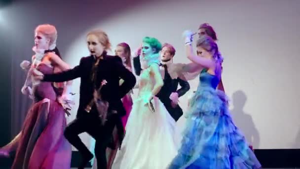 Μεγάλος Θεατρικός Θίασος Που Χορεύει Ταυτόχρονα Κομψά Φορέματα Στο Προσκήνιο — Αρχείο Βίντεο