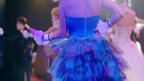 Widok Tyłu Szczupła Biała Aktorka Niebieskiej Sukience Nadgarstkiem Karkiem Obracająca — Wideo stockowe