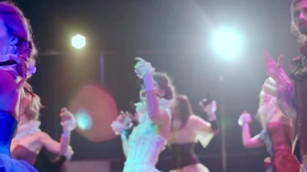 Atriz Jovem Vestido Que Passa Dançando Com Trupe Palco Holofote — Vídeo de Stock
