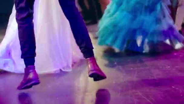 Nohy Veselého Muže Tančícího Divadelním Jevišti Ženami Elegantních Retro Šatech — Stock video