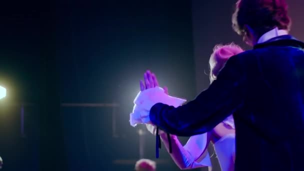 Két Színész Táncol Színpadon Reflektorfényben Elfordulva Meghajolva Magabiztos Mosolygós Kaukázusi — Stock videók