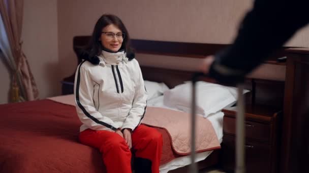 Otel Odasında Elinde Çantanın Sapı Olan Tanınmayan Bir Adamla Yatakta — Stok video