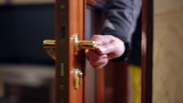 Mężczyzna Otwiera Drzwi Pokoju Hotelowego Para Turystów Przechodzących Torbą Podróżną — Wideo stockowe