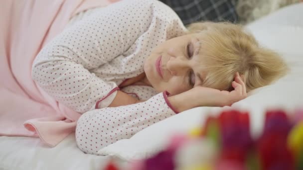 Glückliche Unbeschwerte Seniorin Schöne Frau Bett Liegend Bewundernd Blumenstrauß Lächelnd — Stockvideo